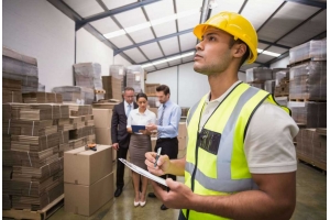 如何處理國(guó)際快遞包裹的簽收問題，特別是當(dāng)收件人不在時(shí)?